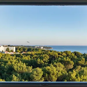 top-floor-modern-apartment-with-incredible-views.pula-hotels.org/